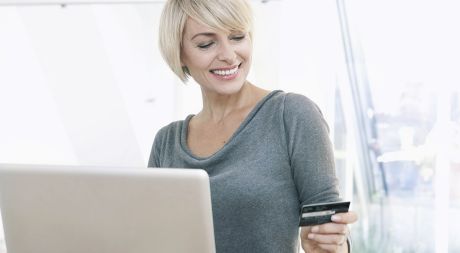 Zufriedene Unternehmerin nutzt Online-Banking und Finanz-Software