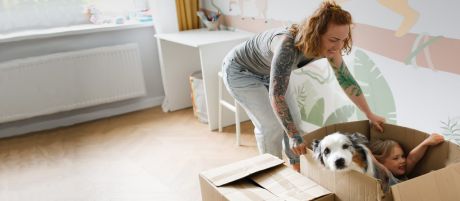 Frau spielt mit Hund und Kind