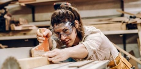 Schreinerin bei der Arbeit