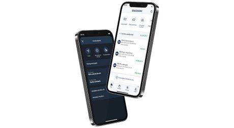 Zwei Smartphones mit geöffneter App BW-Bank, die Kontoinformationen anzeigen.