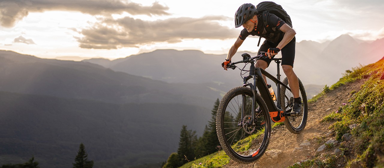 Mann auf einem E-Mountainbike 