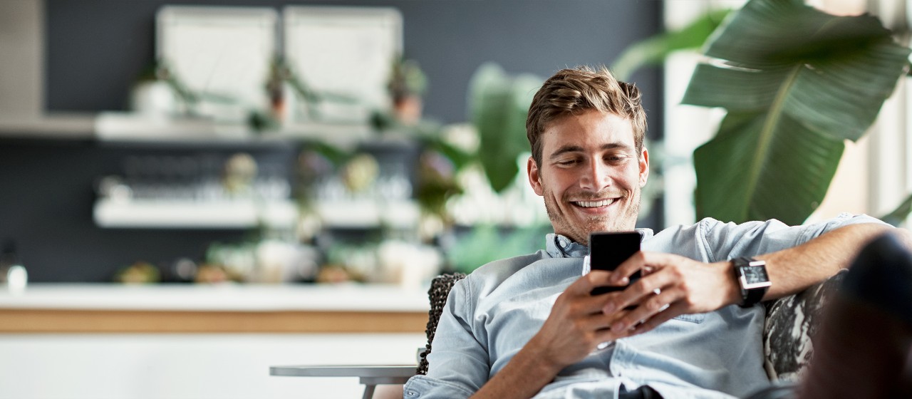 Mann mit Handy