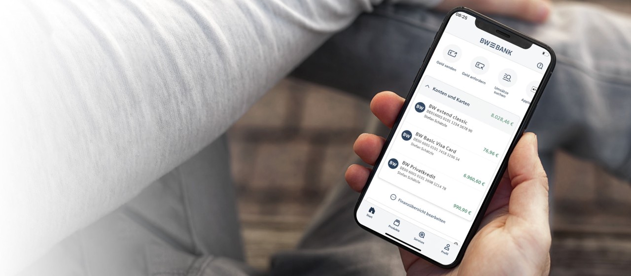 Person nutzt Mobile-Banking-App der BW-Bank auf dem Smartphone